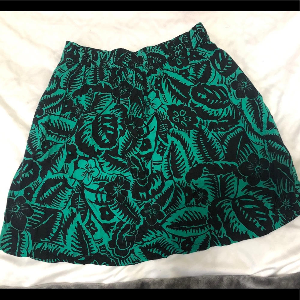 Green and black Stradivarius skirt